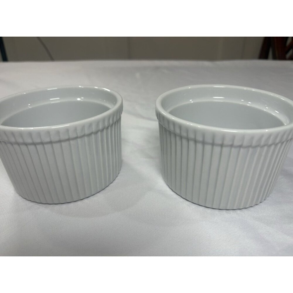 Lot of 2 Sur La Table Porcelain Round Soufflé Dishes Ramekin Ribbed White 8 Oz - Picture 5 of 5